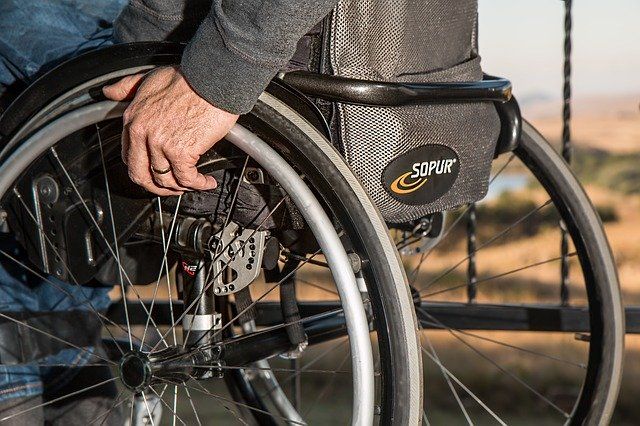 Rollstuhl kann auch Selbstständigen blühen