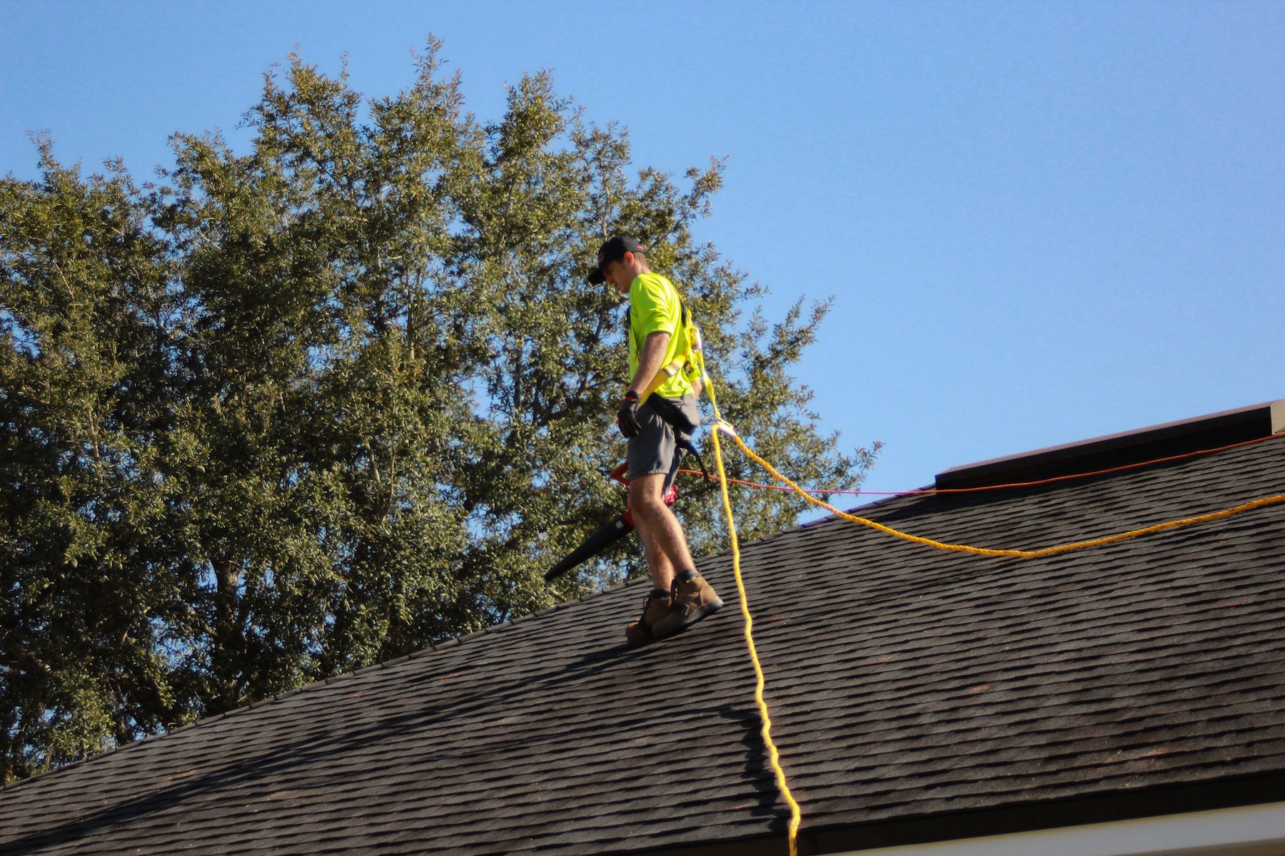 Handwerker auf dem Dach in Unfallgefahr.