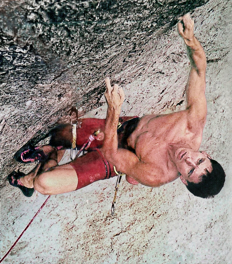 Wolfgang Güllich, weltbekannter Sportkletterer, bei Kletterzug mit extremer Last auf dem Mittelfinger.